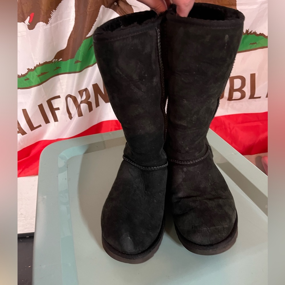 Black Uggs *hole*